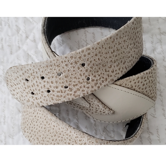 Vintage suede pale gray two tone front wear belt